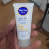 PROTEÇÃO ESSENCIAL NIVEA SUN Protetor Solar Facial Toque Seco Antissinais FPS 70…