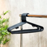 MAIS UM MOTIVO PRA IR GASTAR COM NOVOS LOOKS!Kit 20 Cabides de Plástico Resisten…