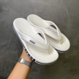MACIO MACIO Chinelo Crocs Bayaband Flip White/navy DE 219 | POR 146 NO PIX CUPOM…