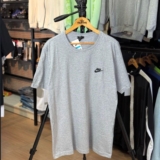 PRA TU ANDAR VIRGULADO SEM PARECER OUTDOOR Camiseta Nike Sportswear Club Masculi…