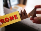 ESSE É UMA DELÍCIA TOBLERONE Chocolate ao Leite Nougat de Mel e Amêndoas 100g DE…