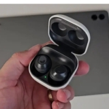 OUVIR TUAS MUSIQUINHAS NA MORAL Fone De Ouvido Samsung Galaxy Buds DE 349 | POR …