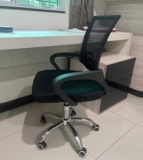 PELO MENOS TEM ONDE SENTAR Cadeira Secretária Office Base DE 275  POR 183,59 Cup…