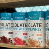 WHEYZINHO ANTI SOCIAL Isolate Prime Whey 900g – Sabor Morango – Body Action  POR…