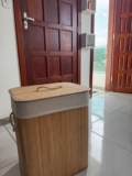 PRA NÃO DEIXAR ROUPA SUJA JOGADA POR AÍ! Cesto Bambu Jolitex Retangular Com Tamp…