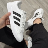 O QUERIDINHO DAS 3 LISTRAS Tênis Grand Court Base 2.0 adidas DE 299 | POR 179,99…