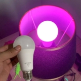 TÁ COM PREGUIÇA DE DESLIGAR A LUZ QUE EU SEI Lâmpada Inteligente 12W RGBW Wi-Fi …