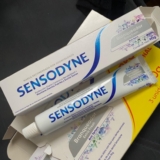 AJUDA NA SENSIBILIDADE E CLAREAMENTO Sensodyne Creme Dental Branqueador Extra Fr…