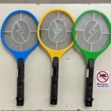 A CAÇA AOS MOSQUITO COMEÇA AGORA Raquete Elétrica Recarregável Bivolt 110/220v P…