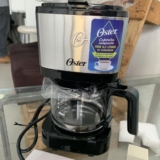 OLHA O CAFEZITOOO Cafeteira Elétrica Inox 19 Xícaras Oster DE 159 | POR 87,20 CU…