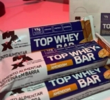DOCIN QUE CABE NA DIETA Top Whey Bar – 12 Unidades de 41g Amendoim – Max Titaniu…